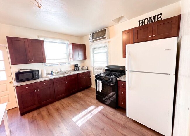 Foto del edificio - Little Italy 2 Bedroom 1 Bathroom Apartment