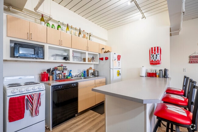 3BR, 1BA - 903SF - Kitchen - Park Terrace West Apartments - Location is Everything!