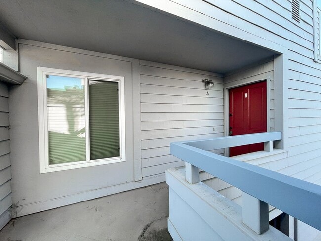 Building Photo - Spacious 2 bedroom, 2 bathroom Condo in Qu...