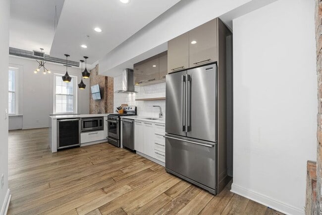 Building Photo - 813 Broadway-204