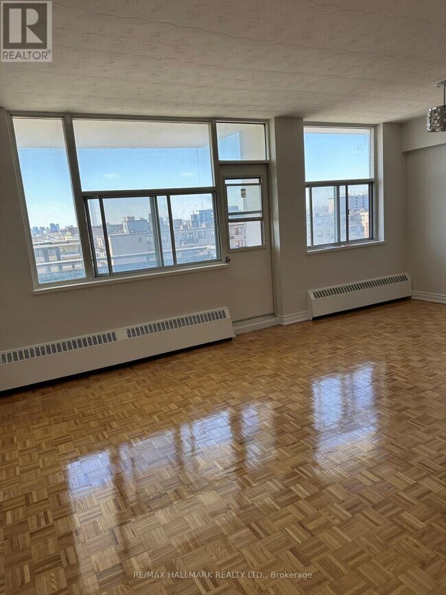 Photo du bâtiment - 2245 Eglinton Ave E