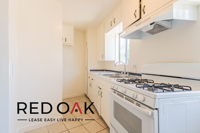 Building Photo - ~2 Weeks Free~ Cozy, Charming Top Floor On...