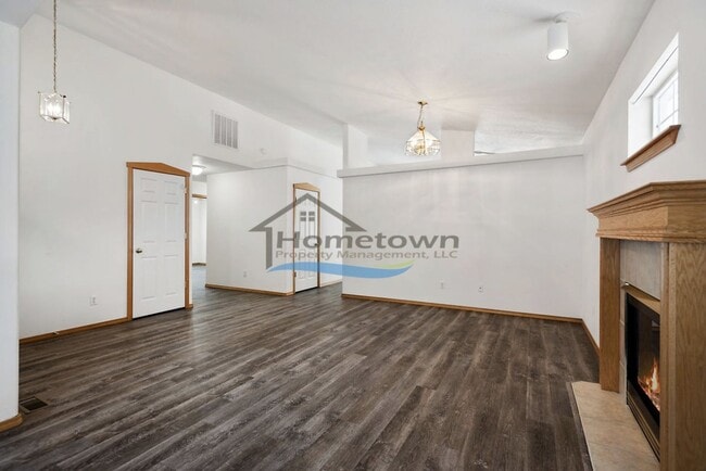 Building Photo - Lovely 3 Bedroom 2 Bath Home w/ 2 Car Gara...