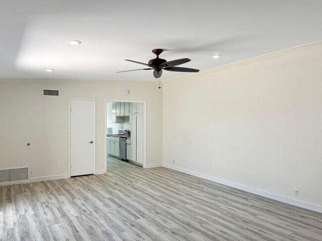 Building Photo - 3B/2BA 1,254 square foot property availabl...