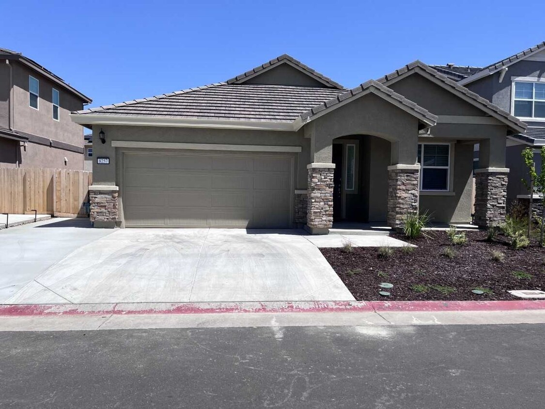 Primary Photo - BEAUTIFUL NEW HOME IN GATED COMMUNITY!!