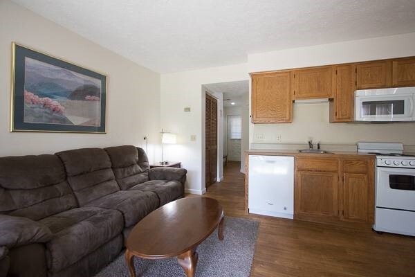 looking toward front door - 20 Fall Creek Trl