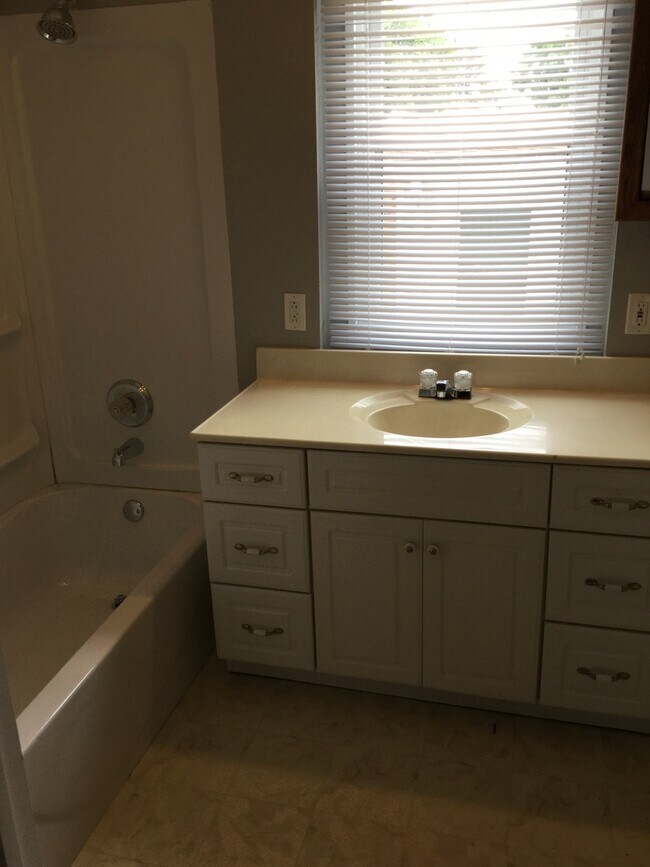Foto del edificio - large 3br 2 bath home with full basement &...