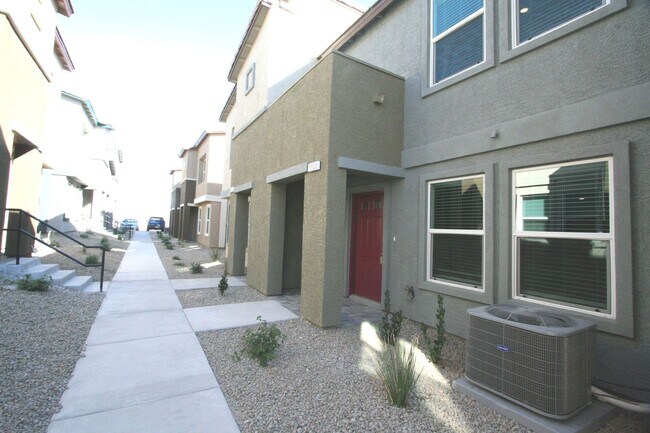 Building Photo - 1319 sq ft, 3 bedroom, 2 1/2 bath, 2 car t...