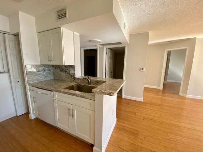 Foto del edificio - 2871 N Oakland Forest Dr