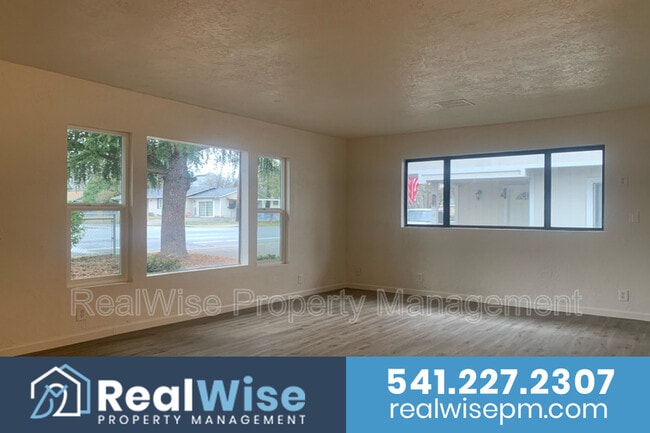 Building Photo - 325 SE M St