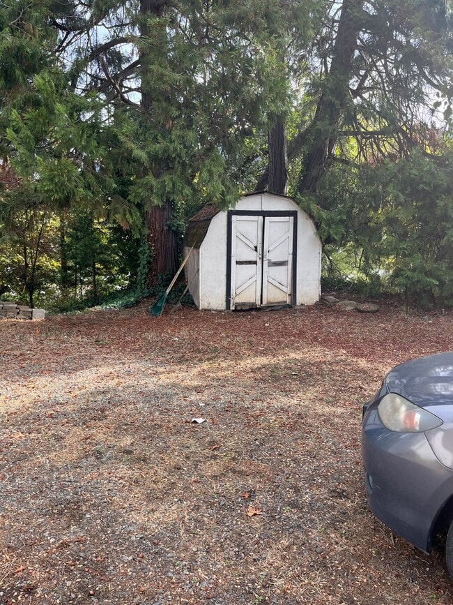 Building Photo - 2 story, 4 bedroom 1 bathroom home in Canyonville.