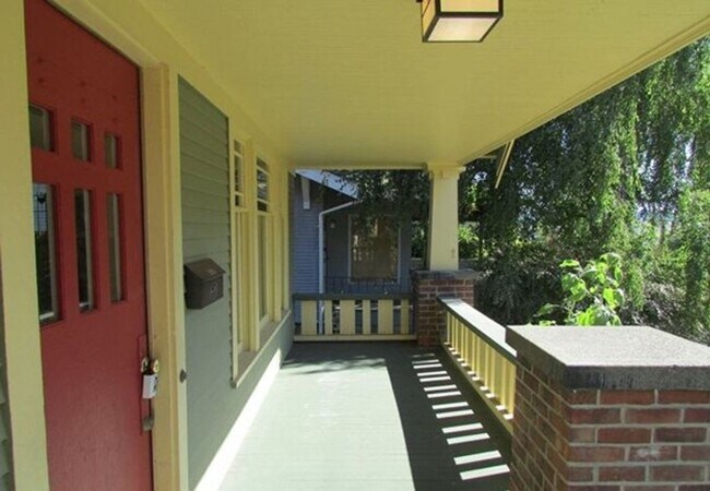 Foto del edificio - Beautiful 4-Bedroom Home in the Heart of Wallingford