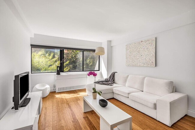 Foto del edificio - 310 W 56th St