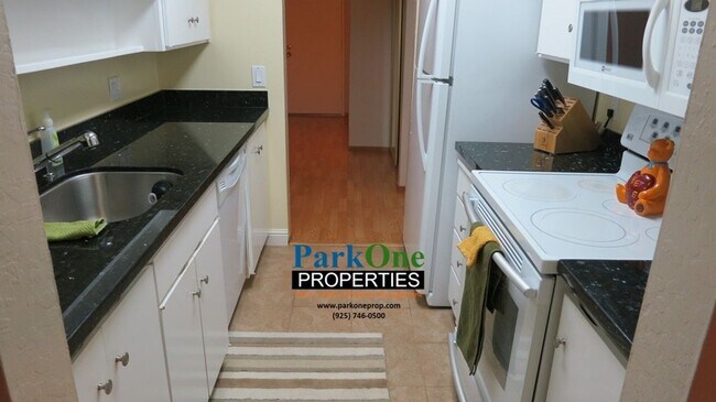 Foto del edificio - New Carpet, New Paint Close to the Elevator in the Keys