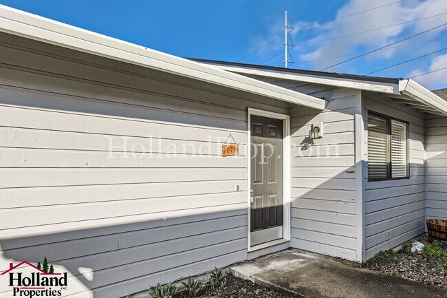 Building Photo - Beautifully Duplex in Desirable Northwest Portland Available For You!