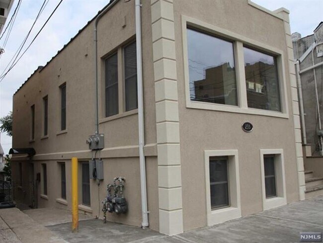 Foto del edificio - 235 MacArthur Ave