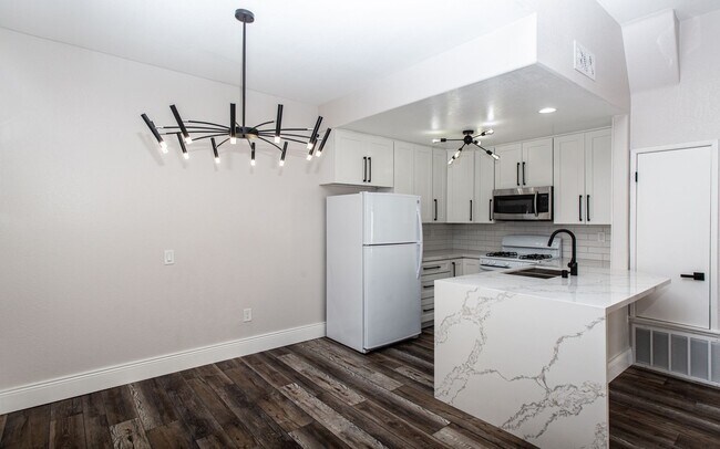 Building Photo - Upper Level 3 Bedroom, 2 Bath Condo!