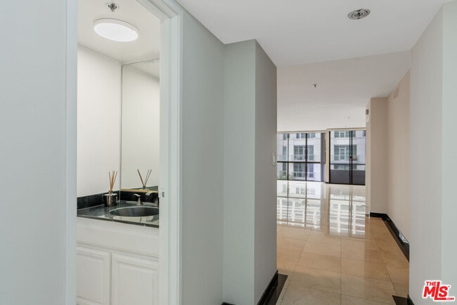 Building Photo - 10660 Wilshire Blvd