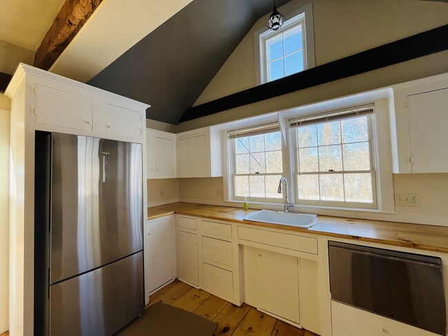 Building Photo - 410 Cider Hill Rd