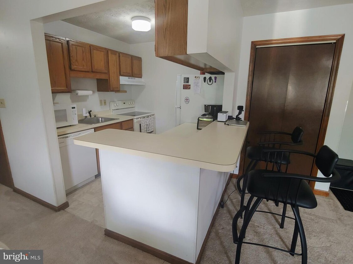Primary Photo - 23239 Rosewood Ct