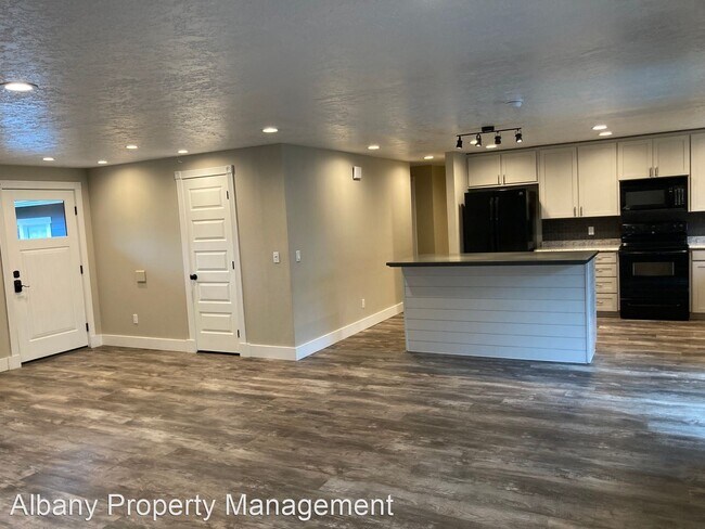 Building Photo - 4 br, 2 bath House - 615 7th Ave SW