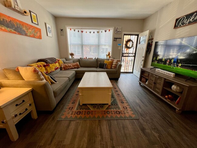 Building Photo - Gorgeous 3-Bedroom Townhome in South Phila...