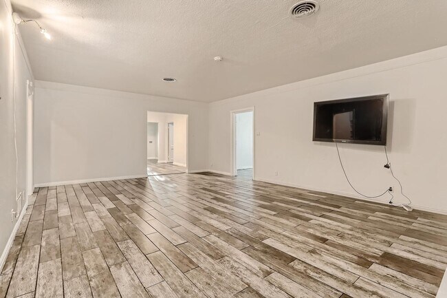 Building Photo - 5 Bedrooms plus casita in historic communi...