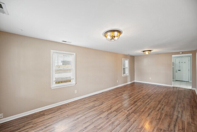Foto del edificio - CHARMING 3 BEDROOM 1 BATH NEAR LITTLE CREEK & SHORE DR