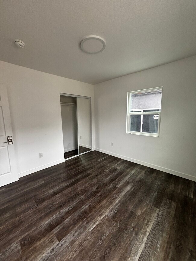 Foto del edificio - 1672 W 36th St
