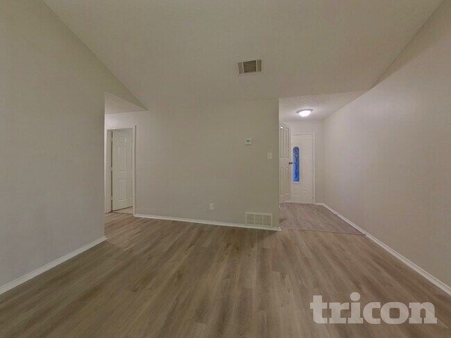 Building Photo - 521 Clover Dr