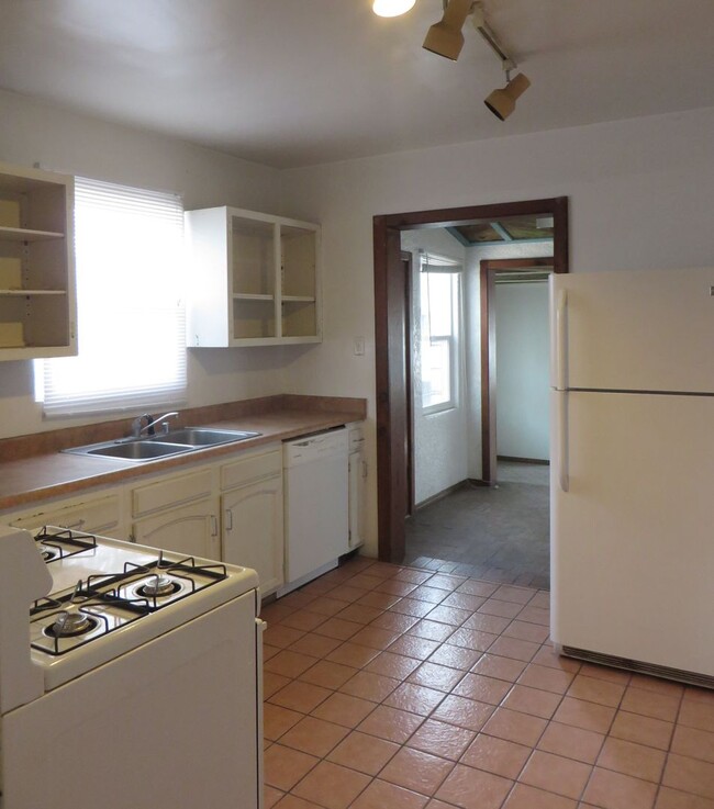 Building Photo - 4 Br, 2 Ba  Great Nob Hill Location, Two l...