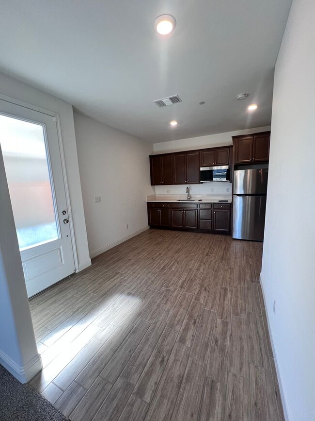 Building Photo - 1 Bedroom Studio