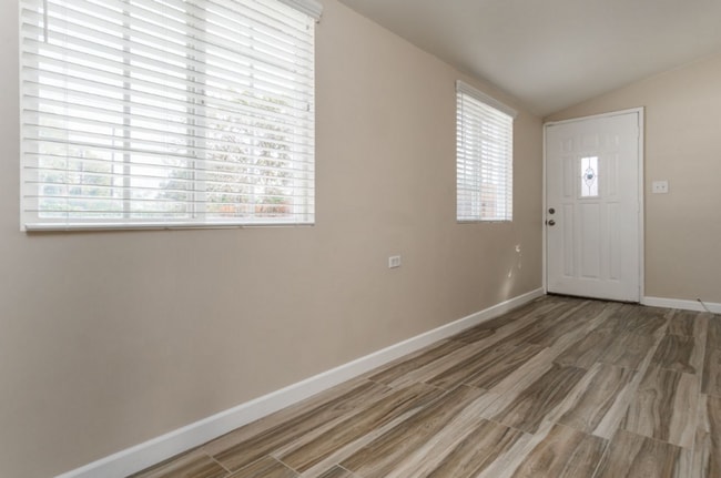 Foto del edificio - Completely renovated 1 bed, 1 bath house with yard