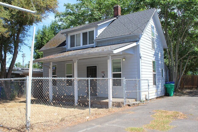 Foto del edificio - Turn of the Century 2+ Bedroom House in Wo...