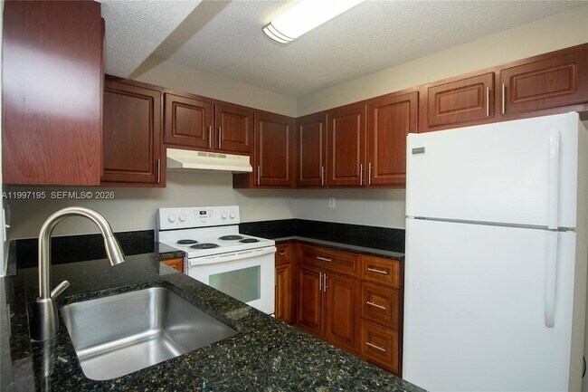 Foto del edificio - 9491 Palm Cir S