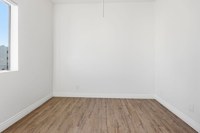 Building Photo - 600 S Alvarado St