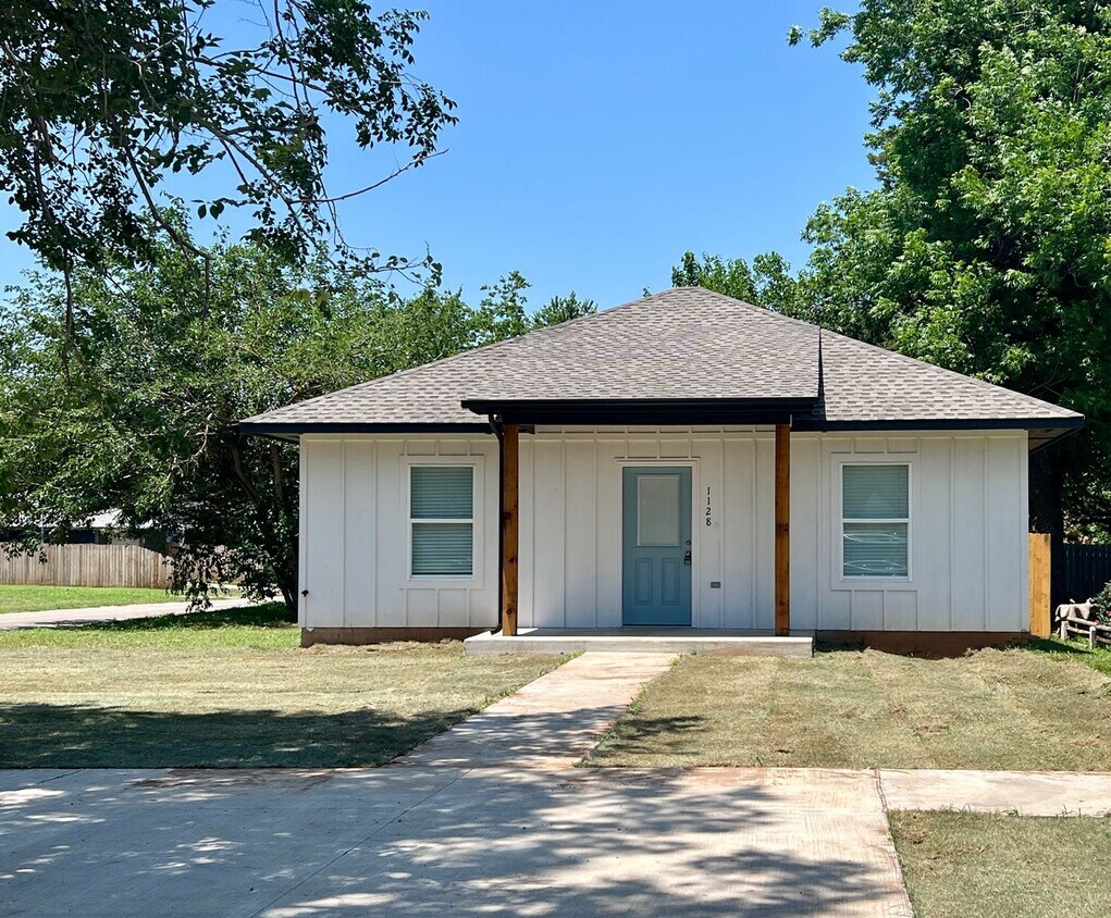Primary Photo - 1128 W Iowa Ave