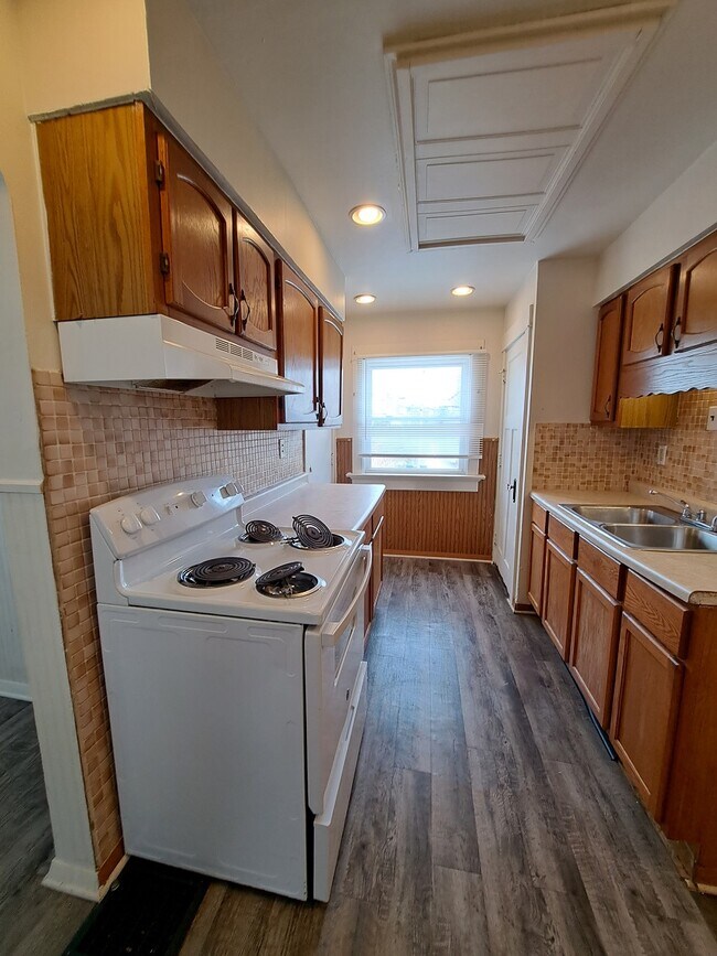 Building Photo - 43 E Shadyside Dr