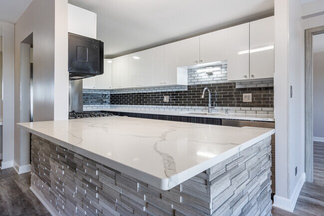 Building Photo - 21 Kristin Spacious 3/2bth available for m...