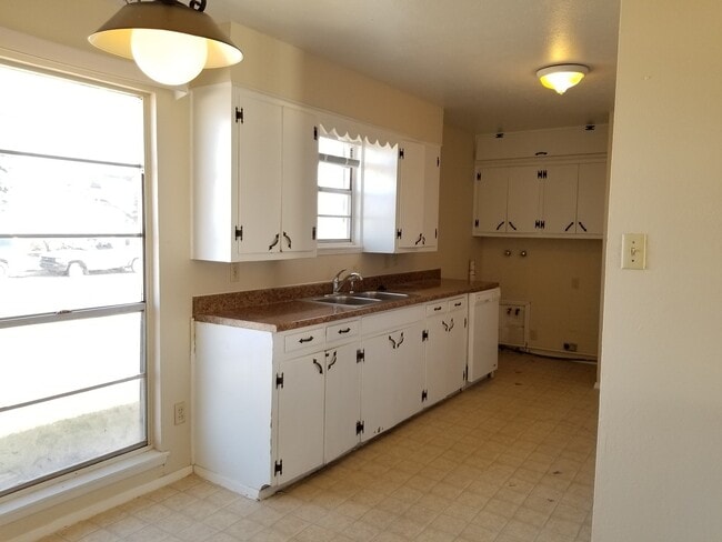 Building Photo - NICE 3 BEDROOM HOME WITH 2 LIVING AREAS
