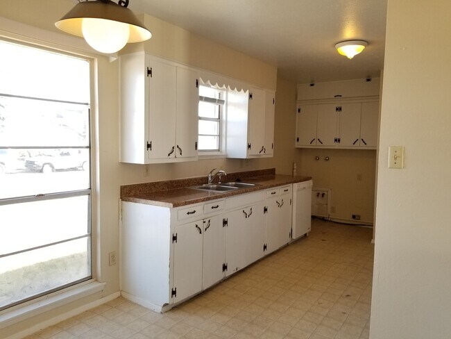 Foto del edificio - NICE 3 BEDROOM HOME WITH 2 LIVING AREAS