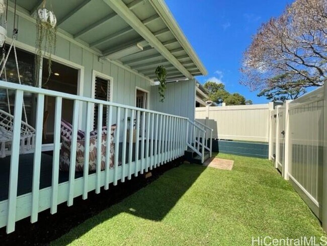 Foto del edificio - Split level townhome in Aiea! PET FRIENDLY!