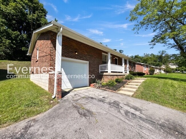 Building Photo - 3 Bed, 1.5 Bath Home with Garage / Pet-Friendly / Available Now!