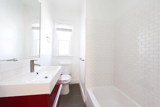 Foto del edificio - 648 University Ave