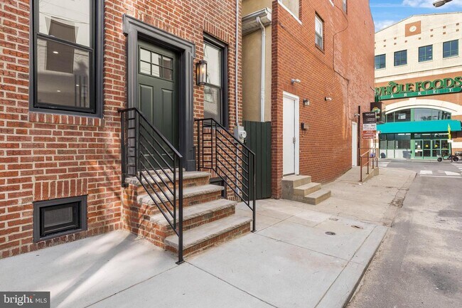 Building Photo - 604 S Delhi St