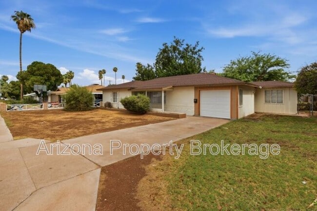 Building Photo - 4640 E Oak St