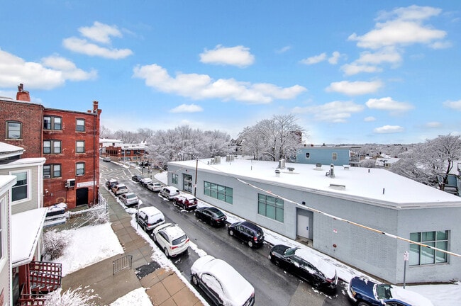 Building Photo - 105 School St