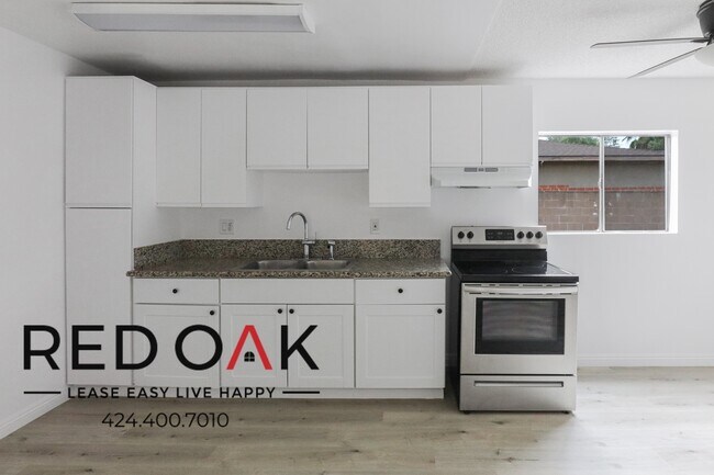 Building Photo - Bright and Spacious Two Bedroom With Stain...