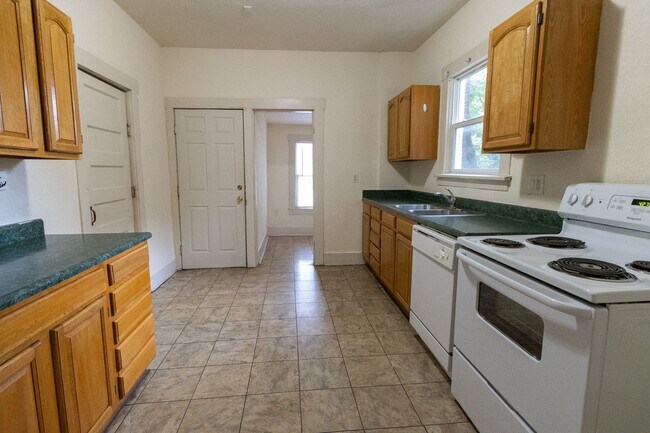 Building Photo - 6 Bedroom Home Close to Campus!