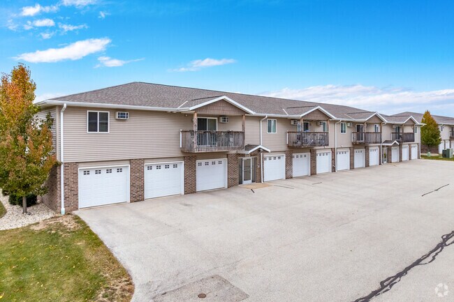 Foto principal - Watertown Park Apartments